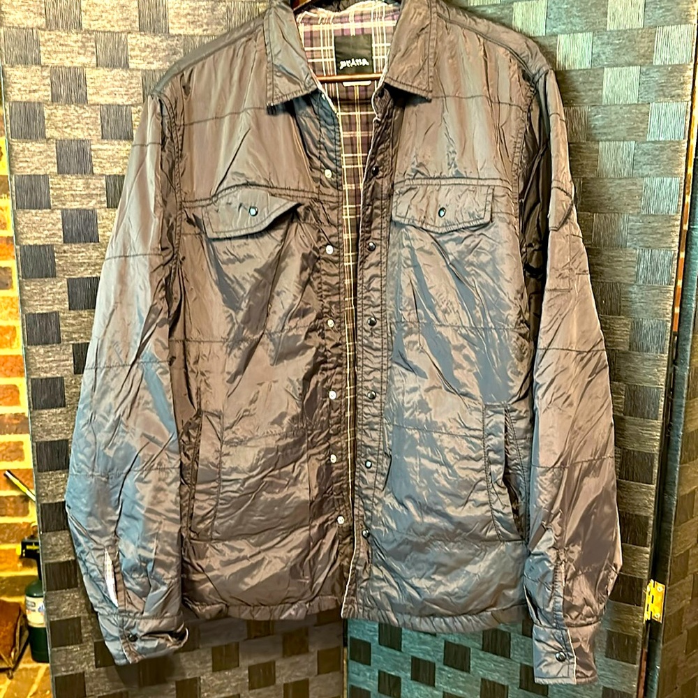 Men’s SZ M Prana Breather reversible snap button jacket. Lots of pockets.